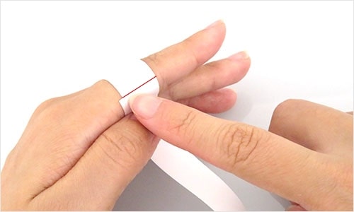 紙を指に巻くイメージ